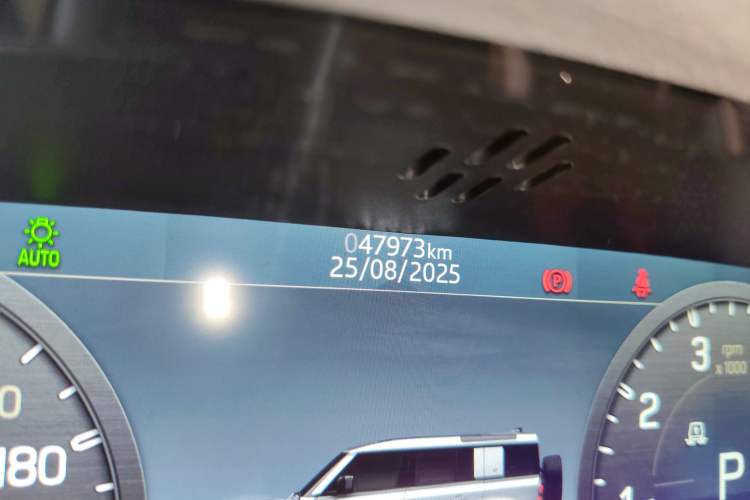 Used Land Rover Defender 2022 110 P400 X-DYNAMIC HSE Odometer Close Up