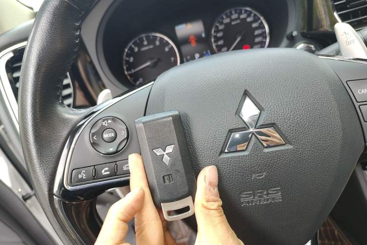 Used Mitsubishi Outlander 2016 2.4L 4x4 Luxury Edition 7-Seater Interior 1