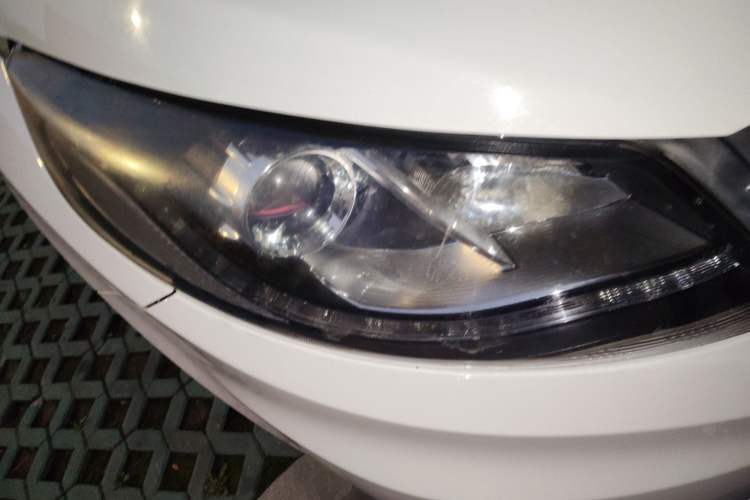 Used Dongfeng Fengon 580 2016 Revised Version 1.5T CVT Comfort Edition Right Front Headlight