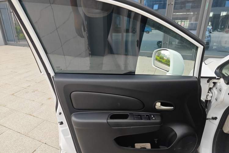 Used Venucia R50 2015 1.6L Manual Fashion Edition
