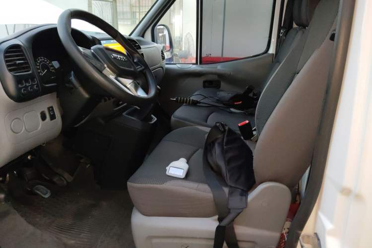 Used JMC Transit 2019 2.8T Commercial Version Short Wheelbase Mid-Roof 3-Seater China VI Standard JX493