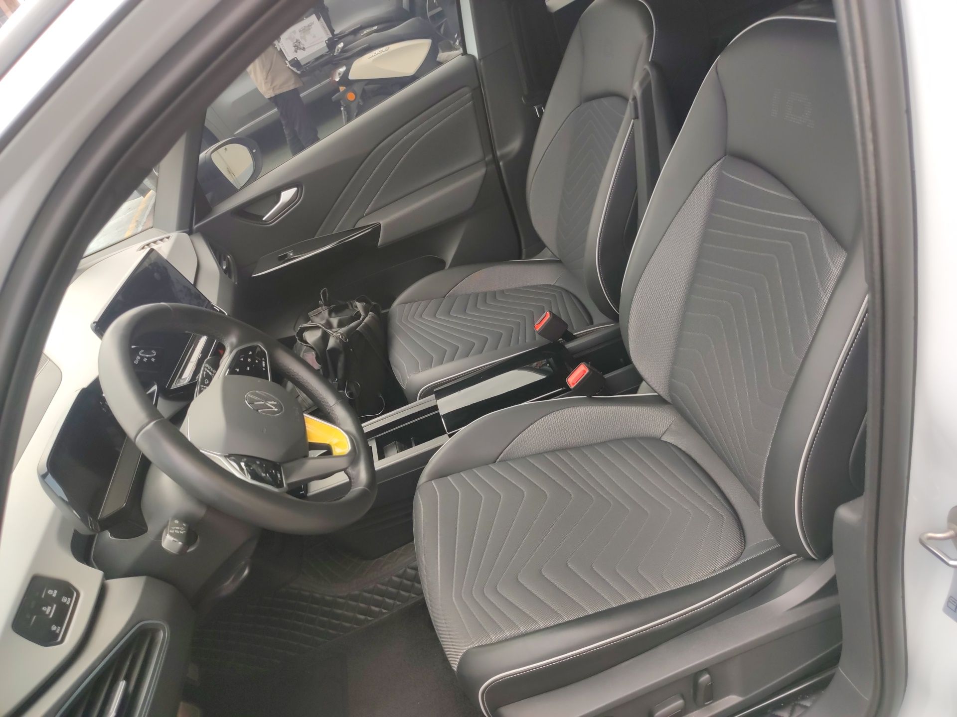 المقاعد الأمامية داخل السيارة