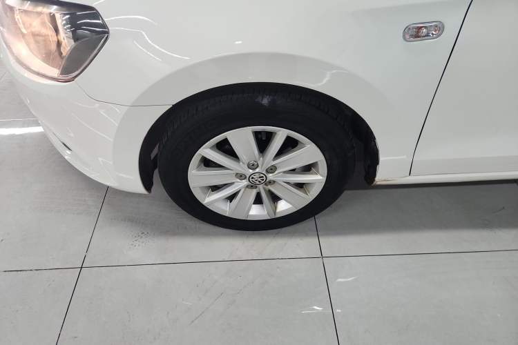 Used Volkswagen Jetta 2015 1.6L Manual Comfort Model Left Front Wheel Hub