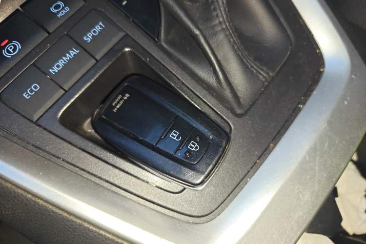 Used Toyota RAV4 2020 2.0L CVT Two-Wheel Drive Fashion Edition Vehicle Key