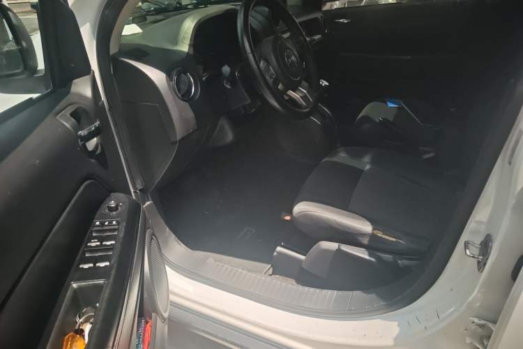 Used Jeep Compass 2013 2.4L four-wheel-drive sport version

