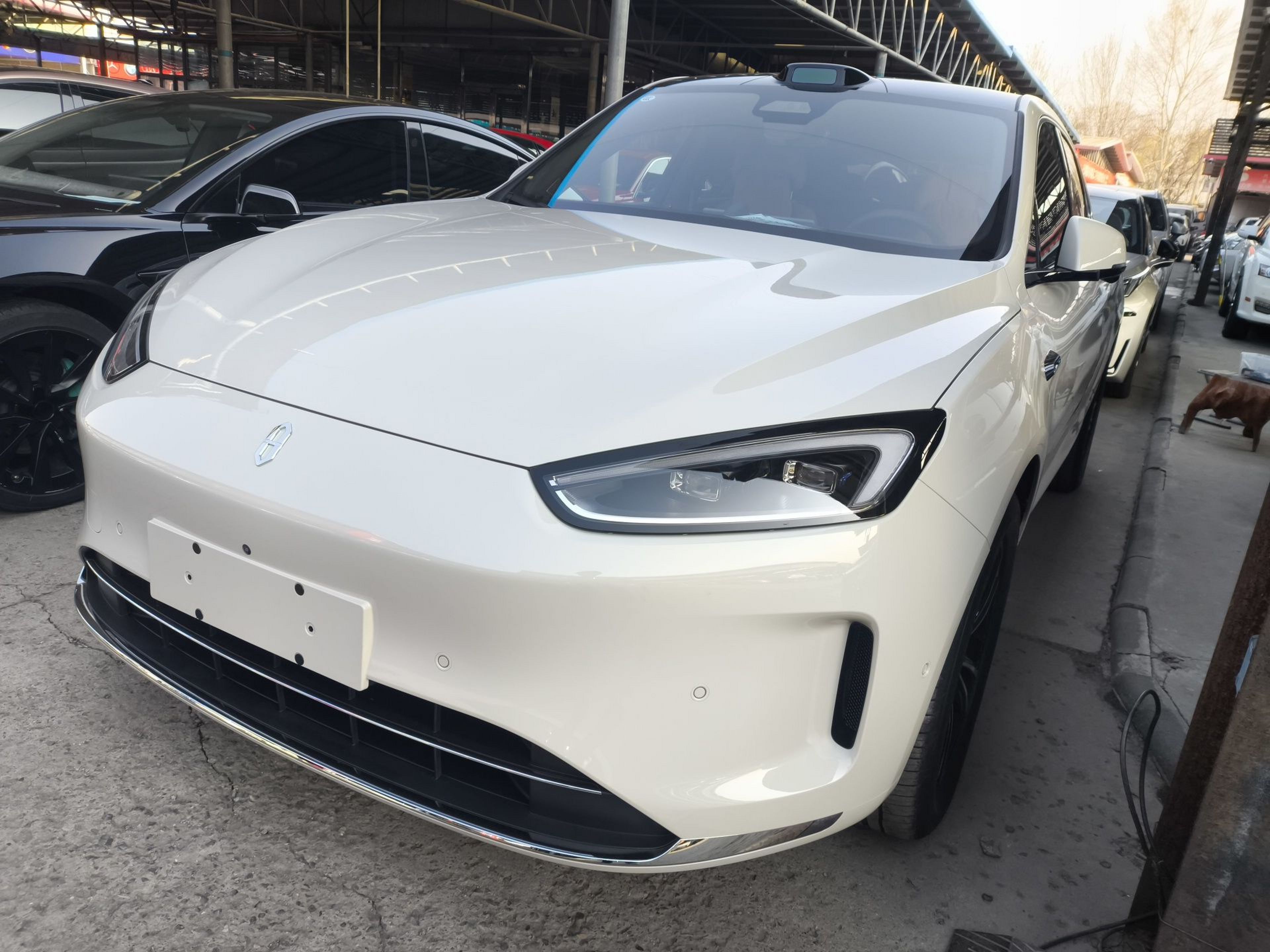 Под передней частью автомобиля