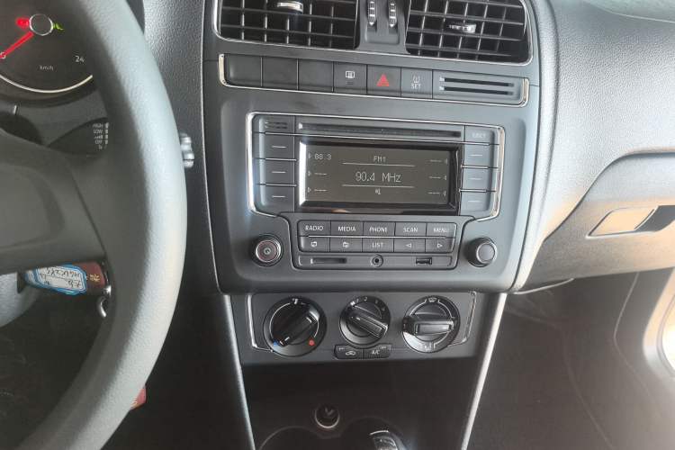 Used Volkswagen Polo 2014 1.6L Automatic Comfort Edition Audio And AC Panel