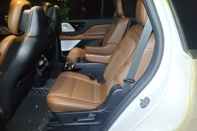 Used Lincoln Aviator 2021 3.0T V6 All-Wheel-Drive Executive Edition Left Rear Seat