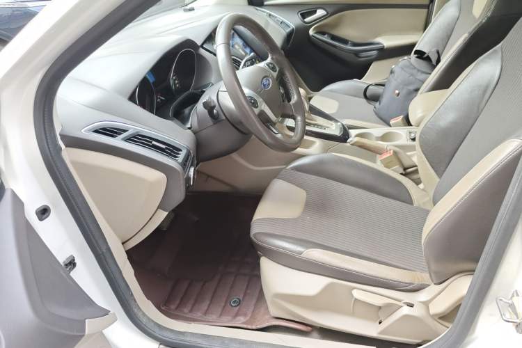 Used Ford Focus 2012 Sedan 1.6L Automatic Fashion Edition Left Front Seat