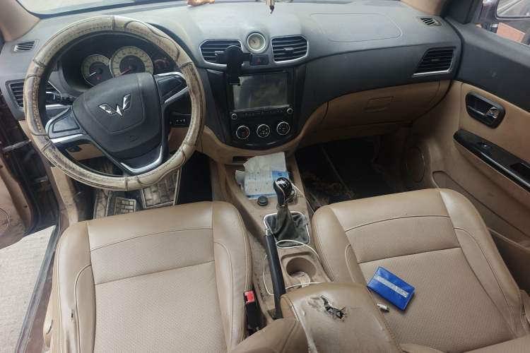 Used Wuling Hongguang 2014 1.5L S Comfort Model Center Console