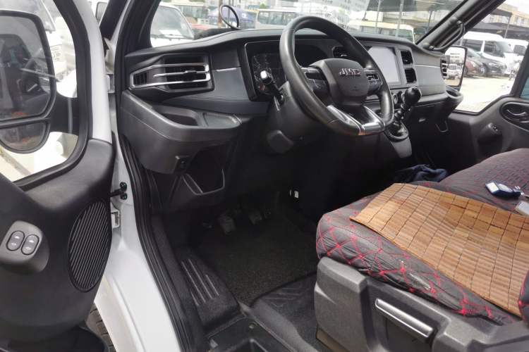 Used JMC Fushun 2023 2.0T Manual Mid-Drive Mid-Roof Commercial Multi-Purpose 7-Seater Passenger Vehicle