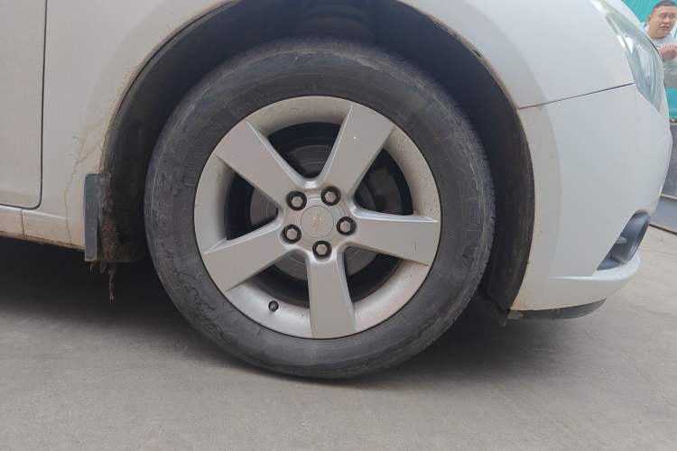 Used Chevrolet Cruze 2013 Hatchback 1.6L Manual Luxury Model Right Front Wheel Hub