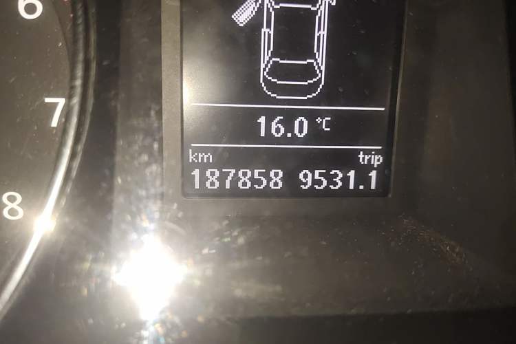 Used Volkswagen Magotan 2015 1.8TSI Advanced Model Odometer Close Up