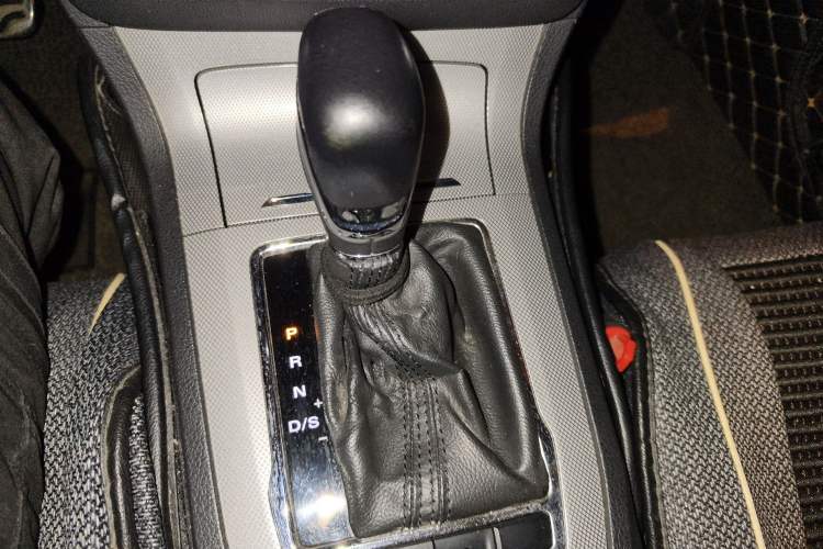 Used Roewe RX5 2016 20T Two-Wheel Drive Automatic Internet Smart Edition Gear Lever