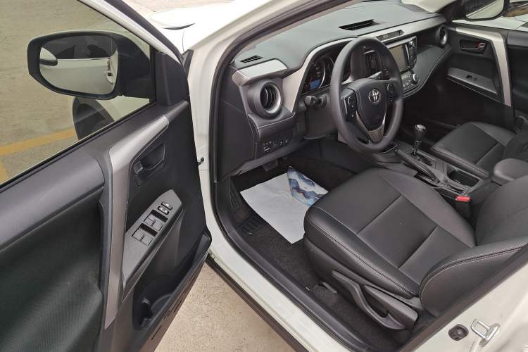 Used Toyota RAV4 2016 2.0L CVT Two-Wheel Drive Fashion Edition China V Standard
