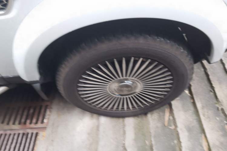 Used Land Rover Discovery 2015 3.0 SDV6 HSE Diesel Version Right Front Wheel Hub