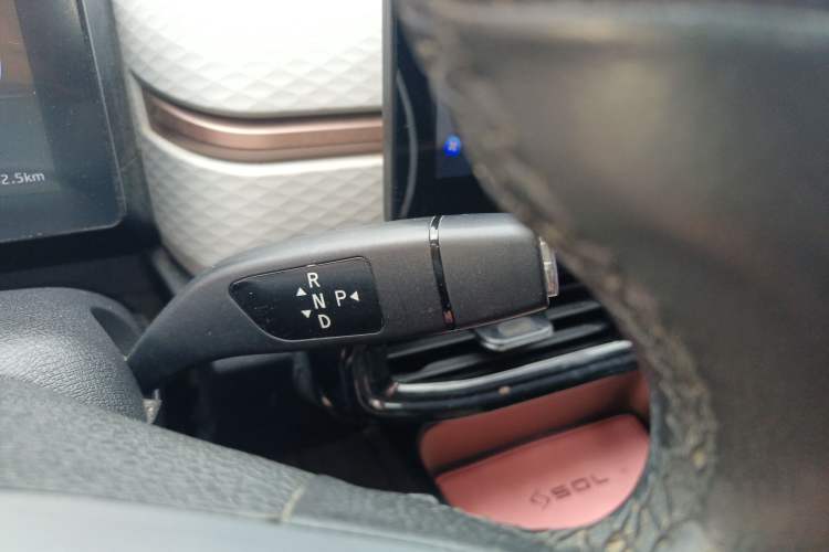 Used SOL E10X 2021 302 km Range Luxury Version 30.2 kWh Gear Lever