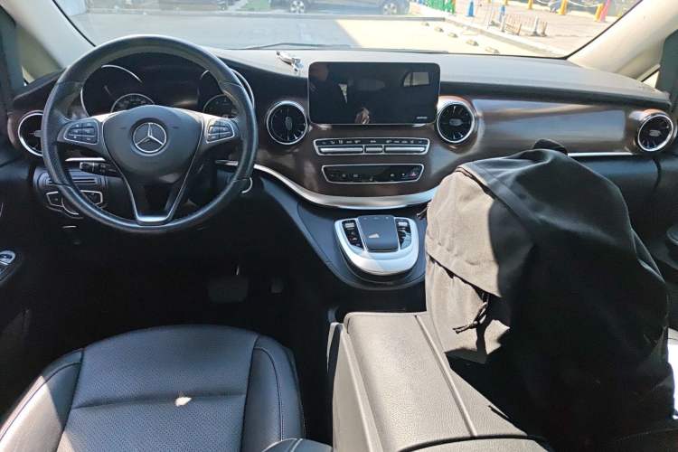 Used Mercedes-Benz V-Class 2020 V 260 Avantgarde Edition Center Console