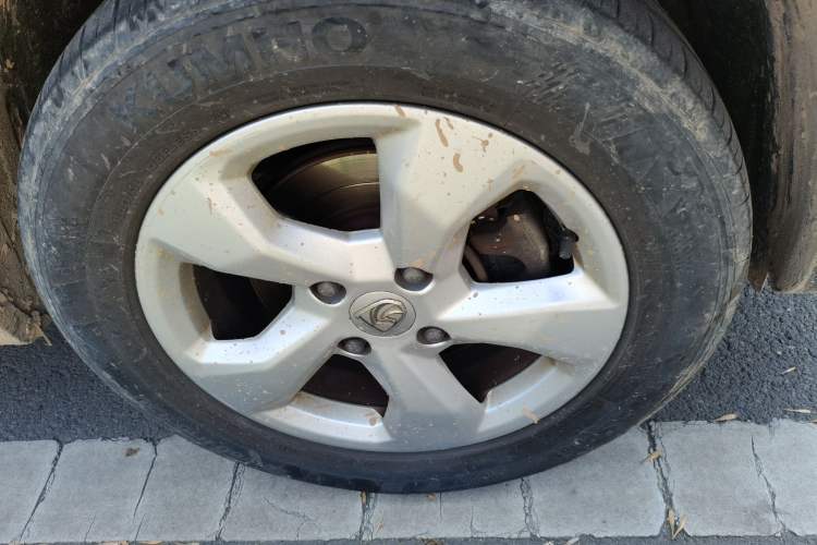 Used Baojun 510 2017 1.5L Automatic Fashion Model Right Front Wheel Hub