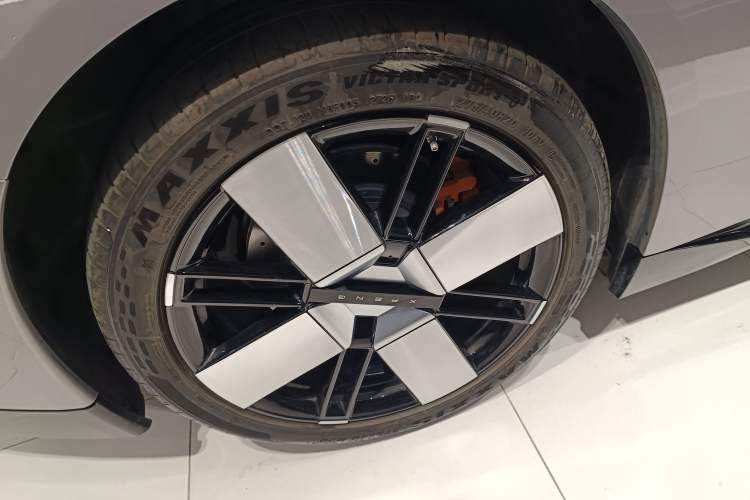 Used XPeng P7 2025 Model—750 All-Wheel-Drive High-Performance Ultra Right Rear Wheel Hub