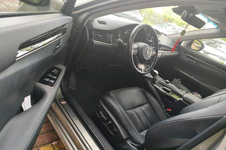 Used Lexus ES 2015 300h Comfort Edition Driver Seat