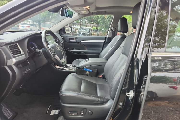 Used Toyota Highlander 2018 2.0T Two-Wheel-Drive Luxury Edition 7 Seats Emission Standard China V
