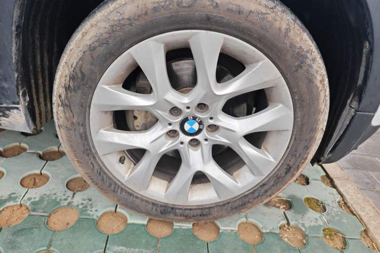 Used BMW X5 2011 xDrive35i Luxury Model Right Front Wheel Hub