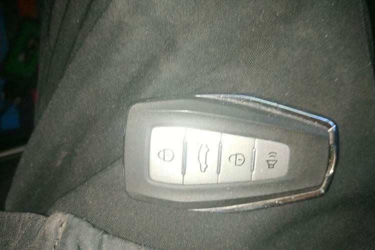 Used Geometry E Firefly 2024 401 km Fluorescent Interior 1