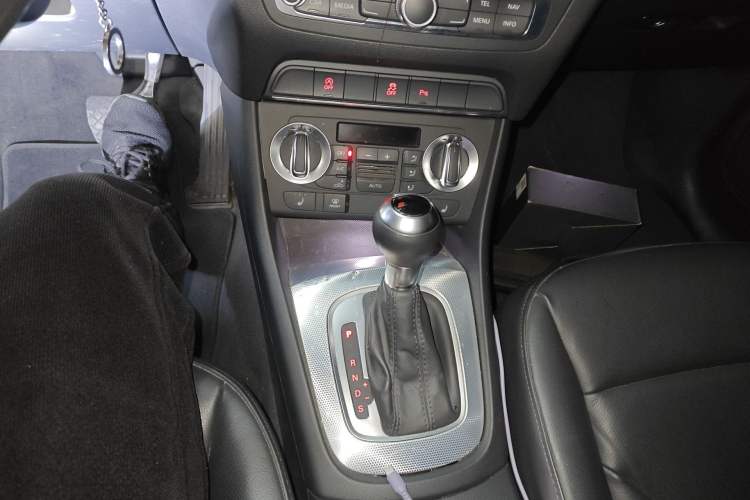 Used Audi Q3 2015 35 TFSI Comfort Model Audio And AC Panel