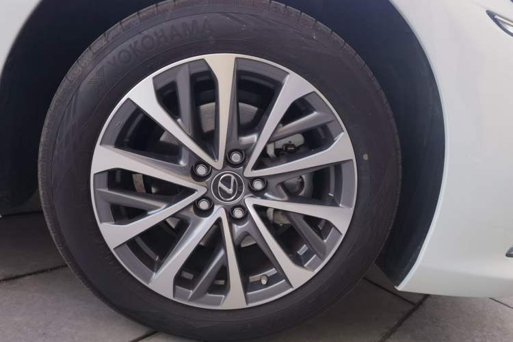 Used Lexus ES 2024 200 Premium Edition Right Front Wheel Hub