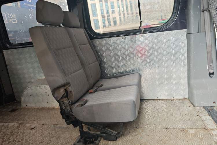 Used Dongfeng Yufeng 2020 2.3T Economy Standard Edition Logistics Vehicle Short Wheelbase Mid-Roof Design 5-9 Seats WP2.3 Left Rear Seat