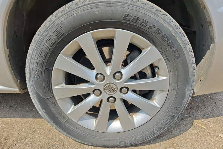 Used Buick GL8 2013 2.4L Executive Edition Right Front Wheel Hub