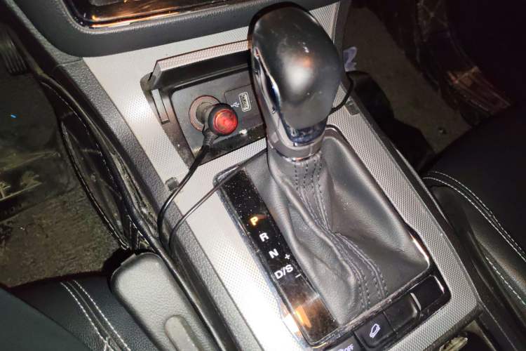 Used Roewe RX5 2019 20T Two-Wheel Drive Automatic 4G Connected Platinum Edition Gear Lever