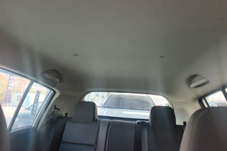 Used Venucia R50 2015 1.6L Manual Fashion Edition
