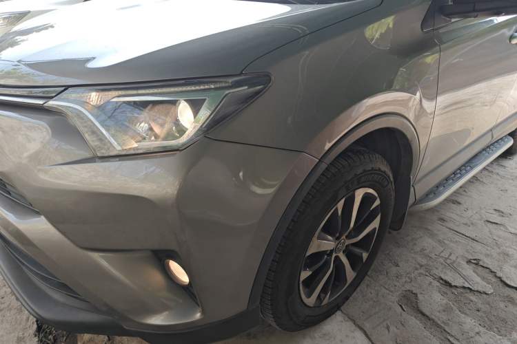 Used Toyota RAV4 2019 2.0L CVT Two-Wheel Drive Luxury Version China VI Standard
