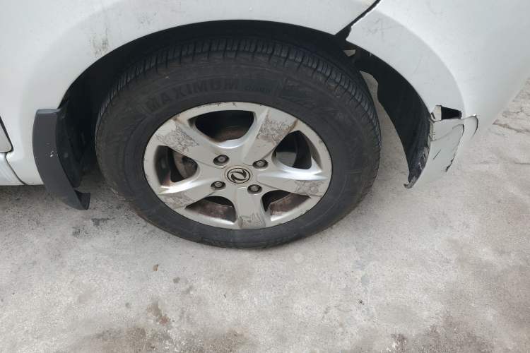 Used Dongfeng Fengon 330 2014 1.5L Manual Utility Version DK15 Right Front Wheel Hub