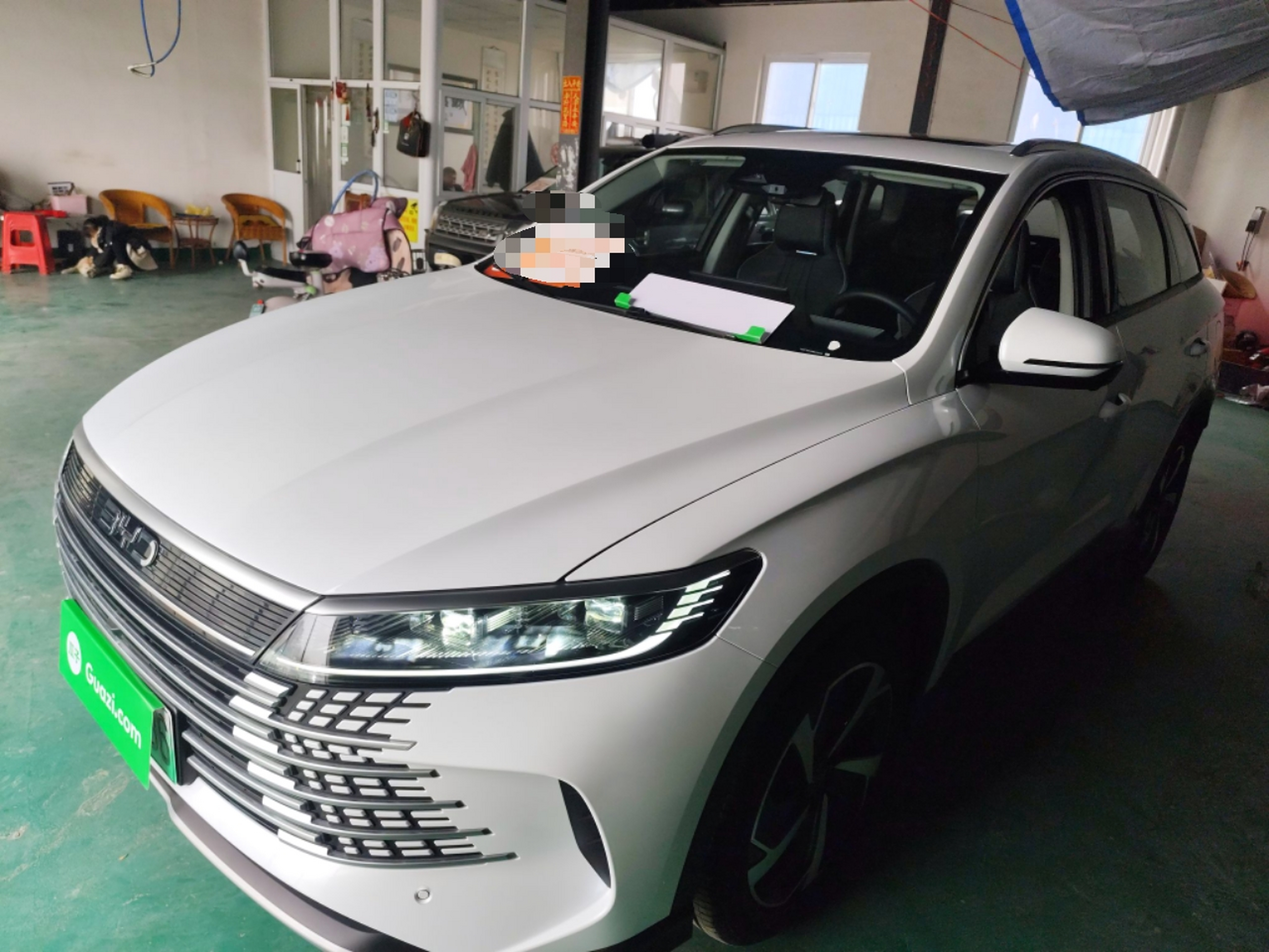 تحت مقدمة السيارة