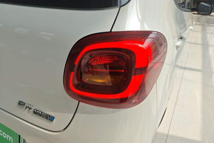 Used Wuling Hongguang MINIEV 2025 Four-Door Version Advanced Edition Right Rear Taillight