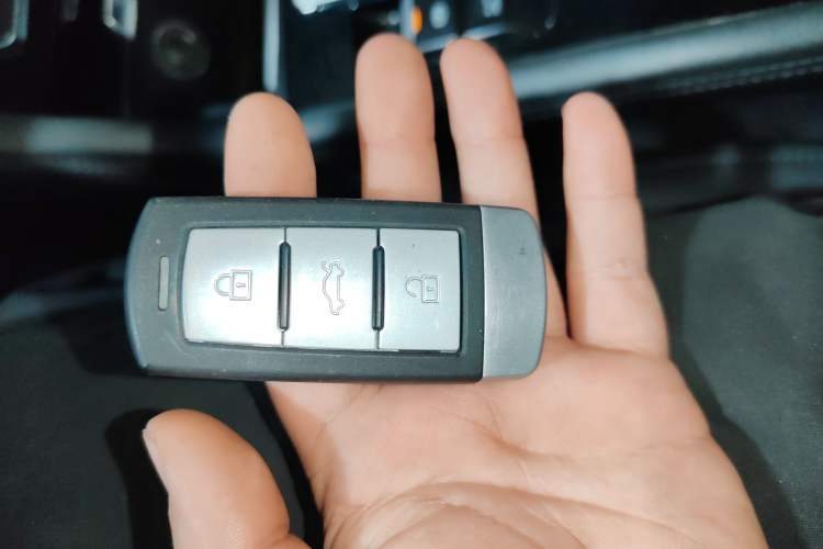 Used Sinotruk VGV U70 2020 1.5T Automatic Smart Luxury 7-Seater Vehicle Key