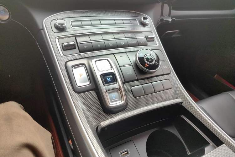 Used Hyundai Santa Fe 2023 Traveler 380T GDi Automatic All-Wheel Drive GLX HTRAC Elite Edition Gear Lever