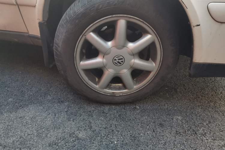 Used Volkswagen Jetta 2005 CIF Partner Right Front Wheel Hub