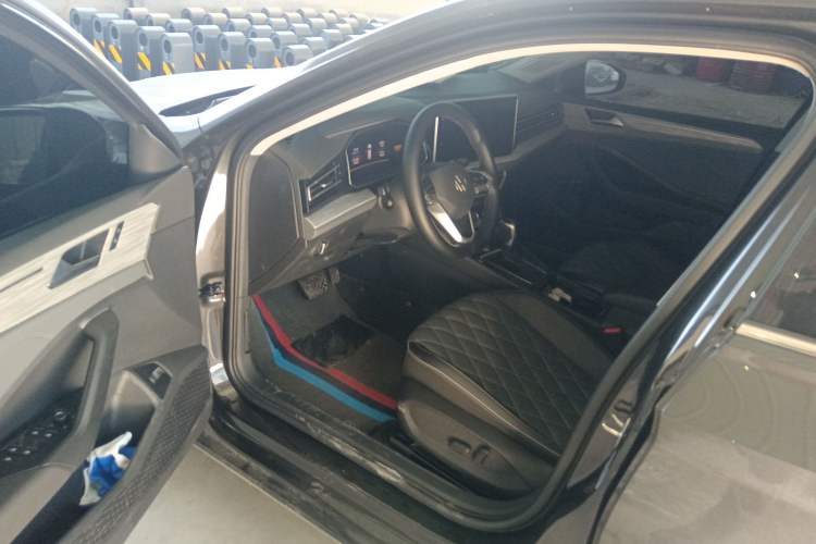 Used Volkswagen Sagitar 2025 Revised 300TSI DSG Excellence Edition Driver Seat