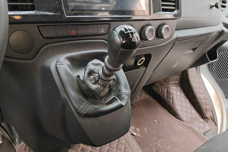 Used JMC Fushun 2023 2.0T Manual Diesel Long-Wheelbase High-Roof Business Van with Dual Rear Tires 6–9 Seats
