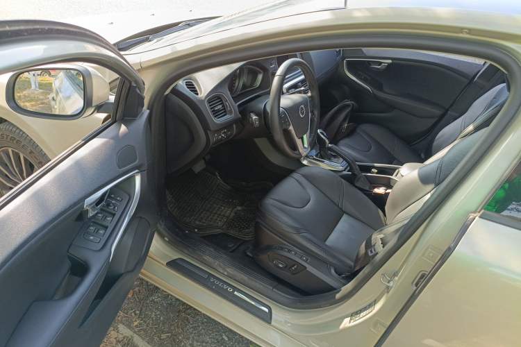 Used Volvo V40 2017 T3 Zhiyi Edition