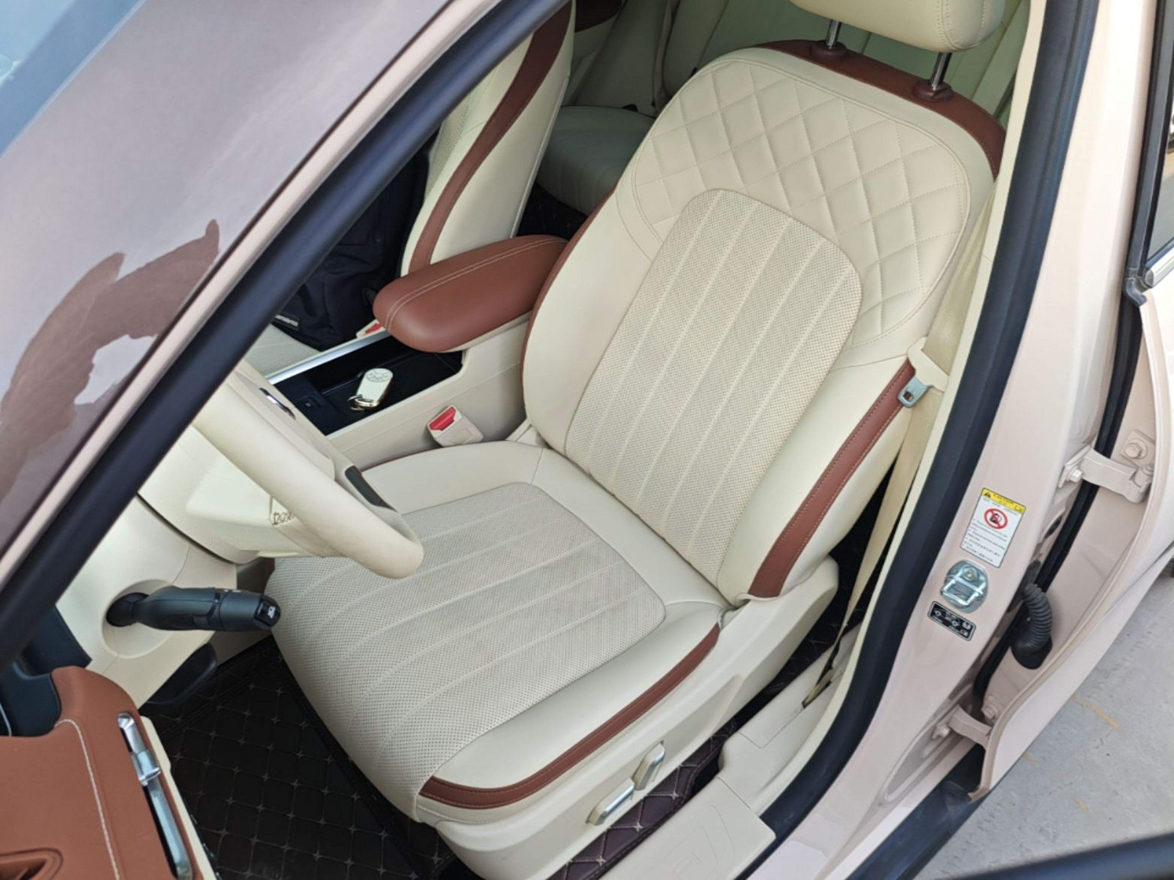 المقاعد الأمامية داخل السيارة