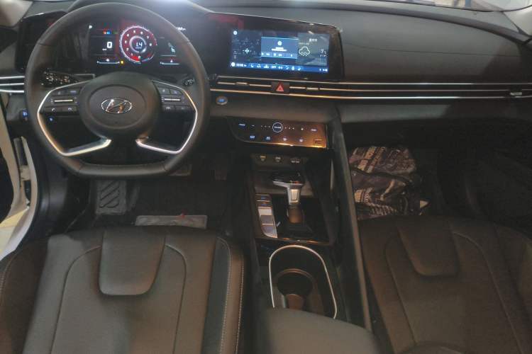 Used Hyundai Elantra 2022 1.5L CVT LUX Prestige Edition Interior 2