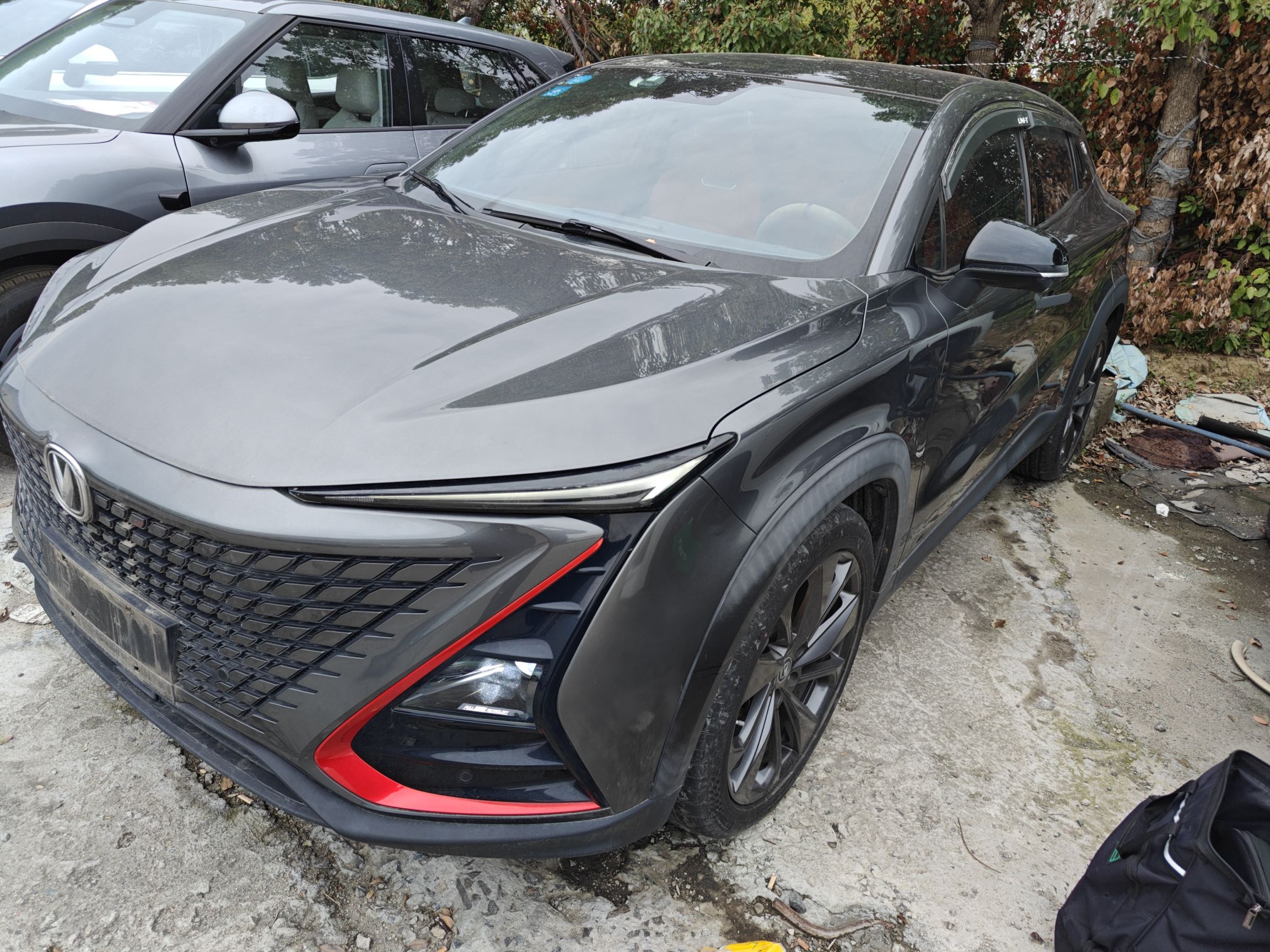 Под передней частью автомобиля