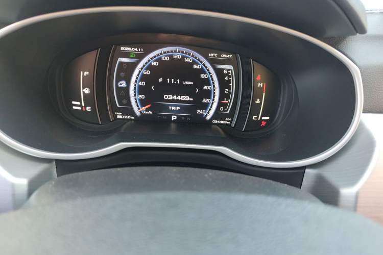 Used Geely Auto Emgrand X7 Sport 2016 1.8TD Automatic Smart Model Odometer Close Up