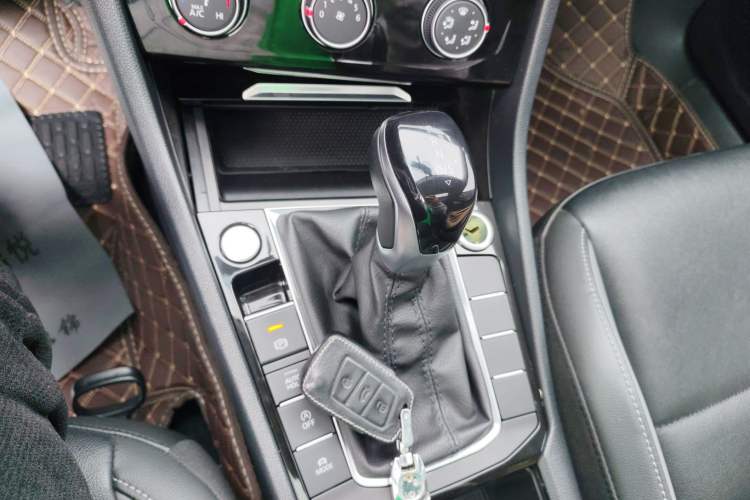 Used Volkswagen Sagitar 2022 280TSI DSG Flyover Edition Gear Lever