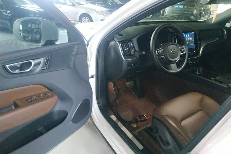 Used Volvo XC60 2023 B5 4x4 Smart Luxury Edition
